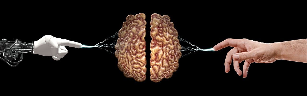 Main bionique et main humaine tendues vers un cerveau au centre de l'image